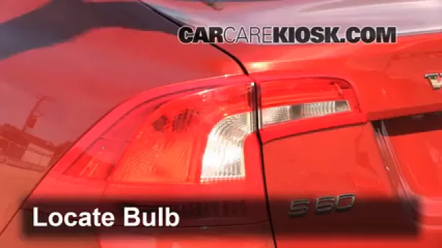 2012 Volvo S60 T5 2.5L 5 Cyl. Turbo Éclairage Feux de marche arrière (remplacer une ampoule)